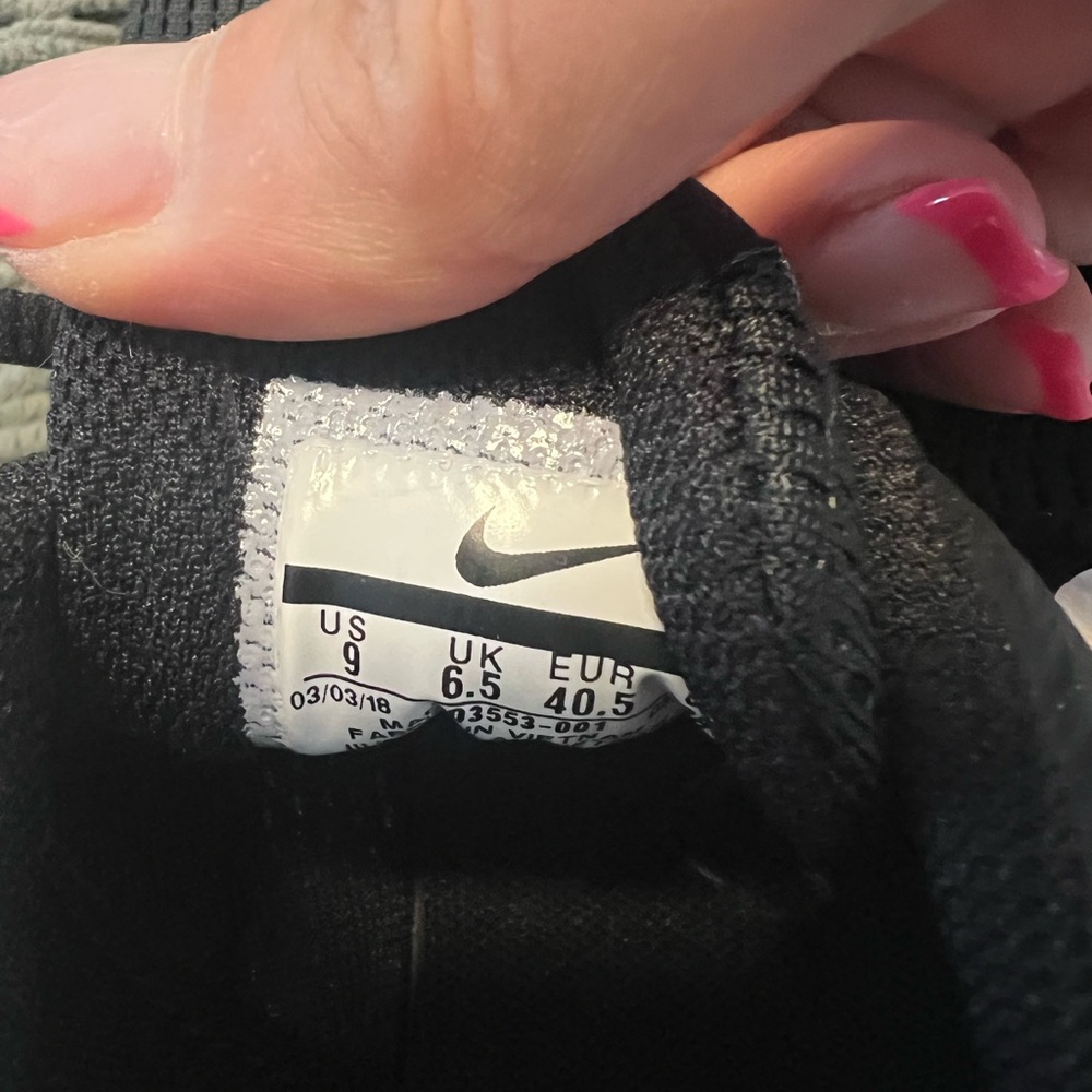 Nike black women’s Tanjun sneakers size 9 - Picture 5 of 6